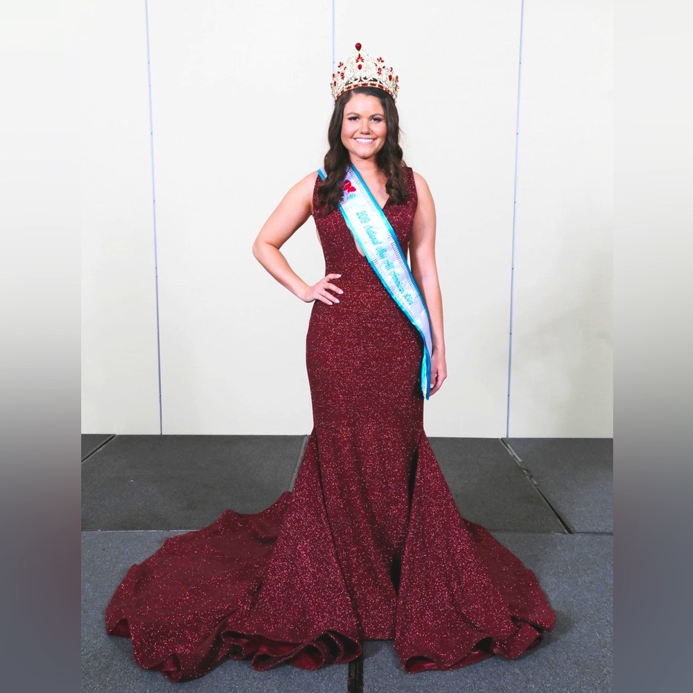 🌟JOVANI🌟 burgundy glitter gown with train